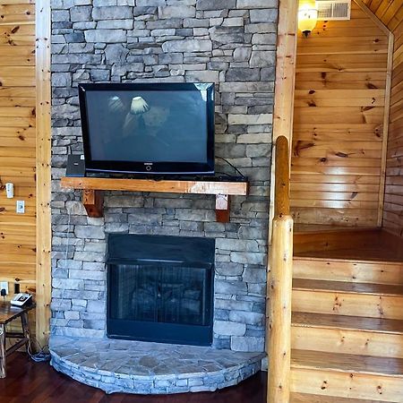 Black Bear Hideaway Cabin Gatlinburg Exterior photo