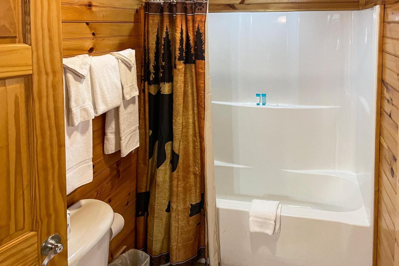 Black Bear Hideaway Cabin Gatlinburg Exterior photo