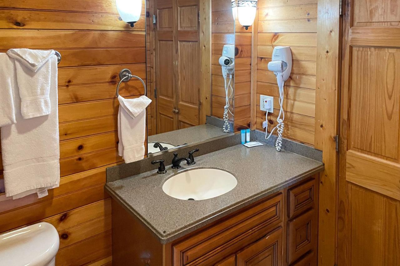 Black Bear Hideaway Cabin Gatlinburg Exterior photo